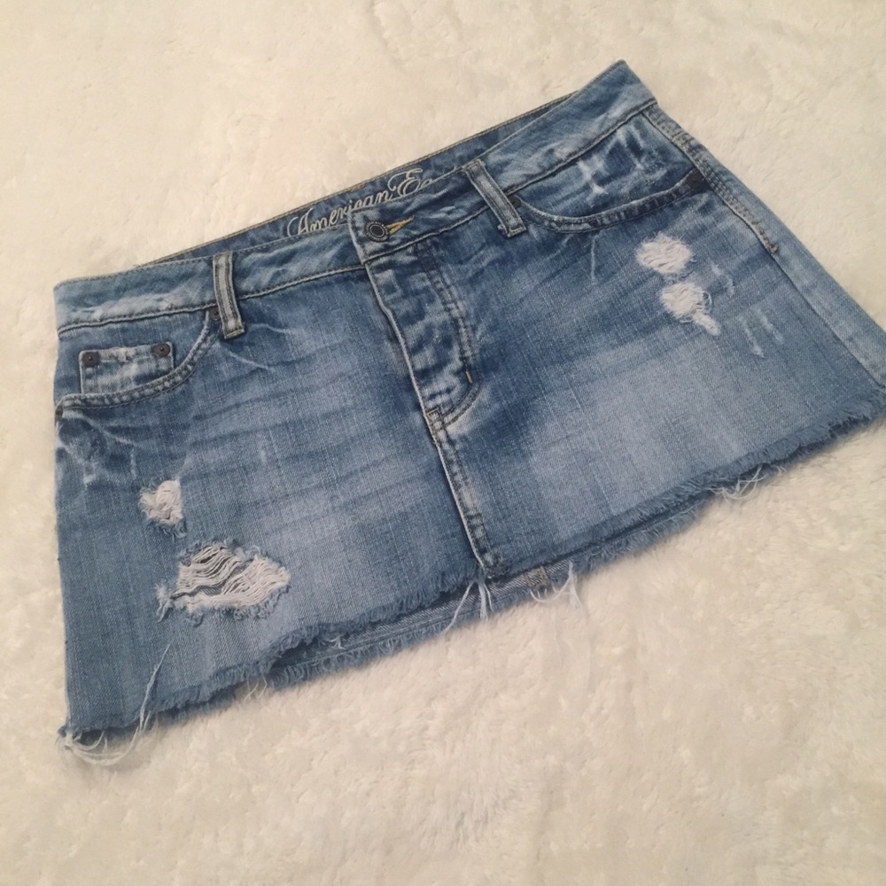 American Eagle distressed jean skirt!